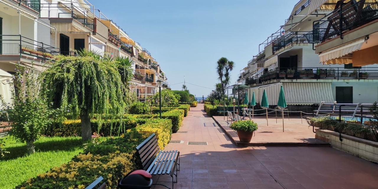 Sea Garden, Fronte Mare Con Piscina Apartment